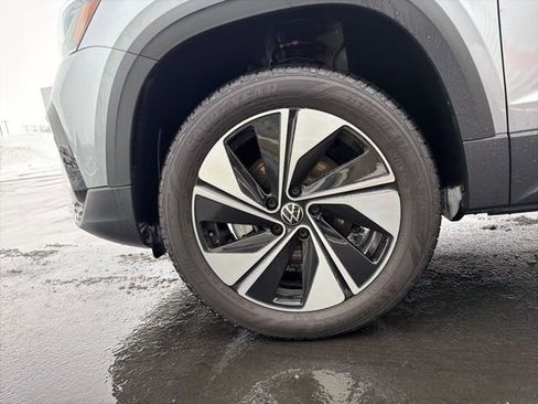 Used 2024 Volkswagen Taos SE image 11