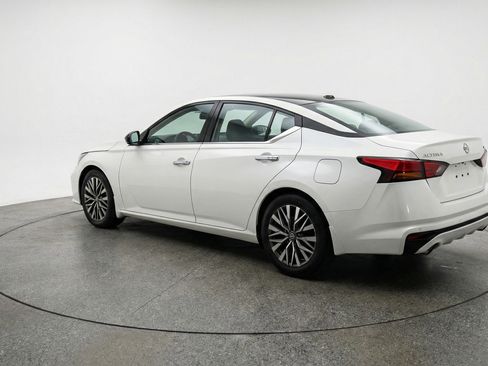 Used 2025 Nissan Altima 2.5 SV FWD image 6