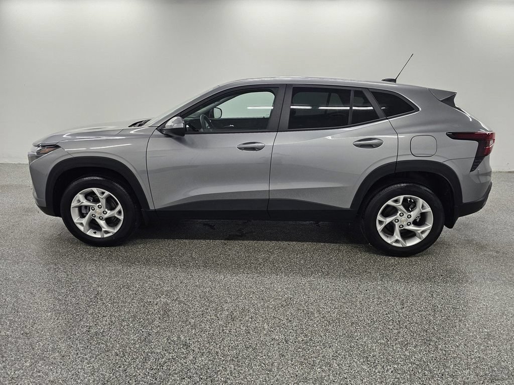 Used 2026 Chevrolet Trax LS w/ LS Convenience Package FWD image 8