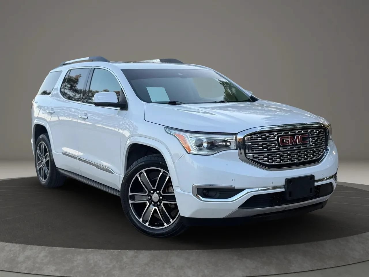 Used 2019 GMC Acadia Denali w/ Technology Package FWD image 9