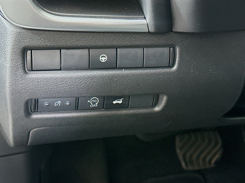 Used 2025 Nissan Rogue SV AWD/4WD image 16