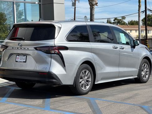 Certified 2023 Toyota Sienna XLE image 5