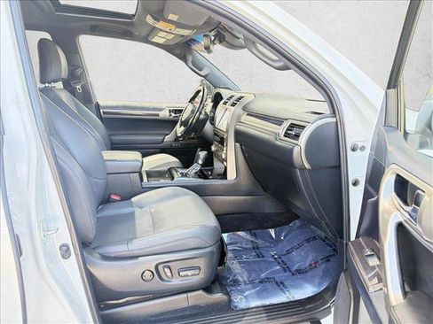 Used 2021 Lexus GX 460 Premium w/ Accessory Package AWD/4WD image 16