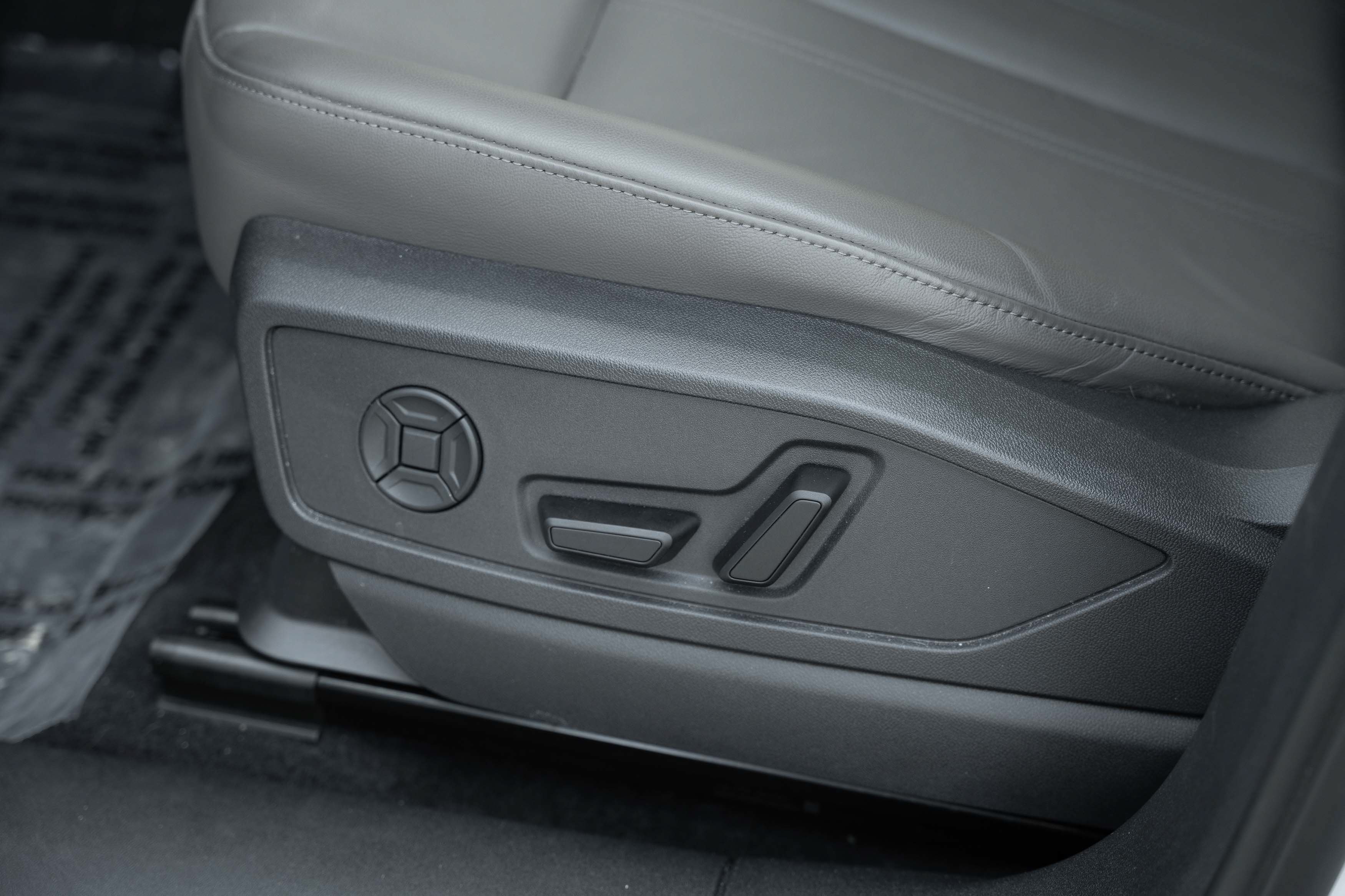 Certified 2025 Audi Q5 Premium AWD/4WD image 17