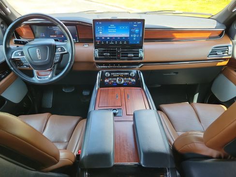 Used 2023 Lincoln Navigator Reserve image 11