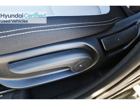 Certified 2025 Hyundai Venue SEL image 30