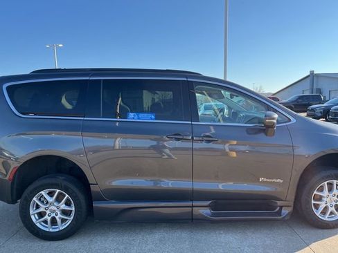 Used 2022 Chrysler Pacifica Touring-L image 4