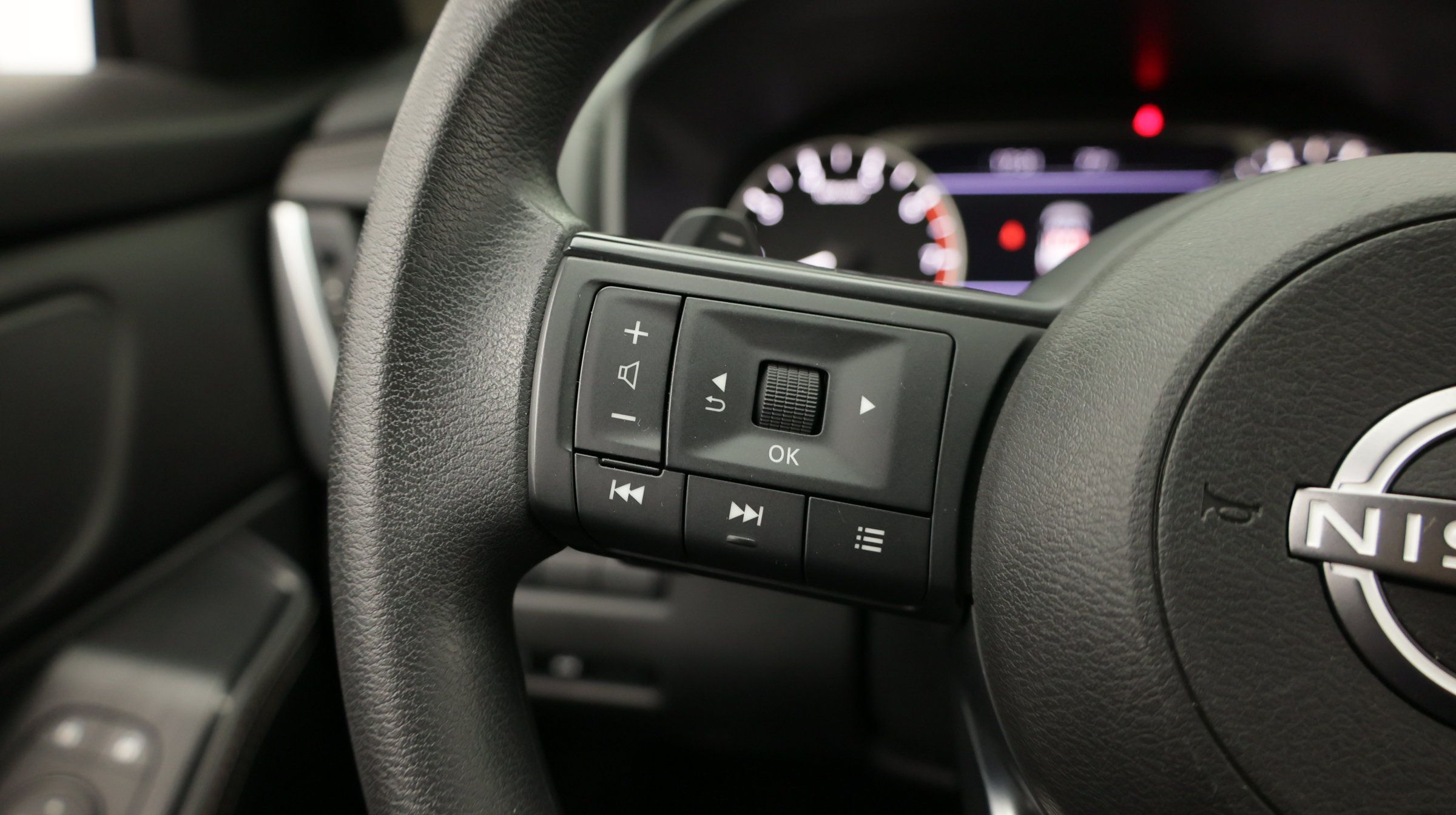 Used 2024 Nissan Rogue SV FWD image 25
