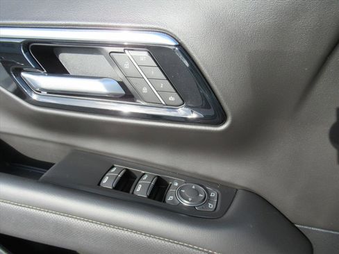 Used 2025 Chevrolet Suburban Premier image 24