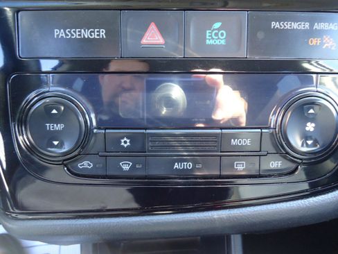 Used 2016 Mitsubishi Outlander ES image 16