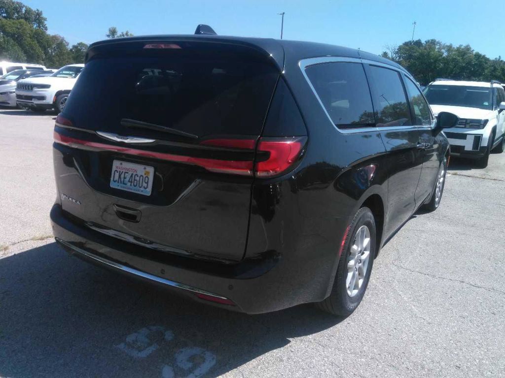 Used 2023 Chrysler Pacifica Touring-L FWD image 9