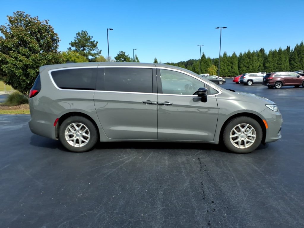 Used 2025 Chrysler Pacifica Select FWD image 2