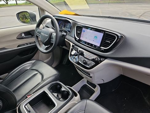 Used 2023 Chrysler Pacifica Touring-L FWD image 15