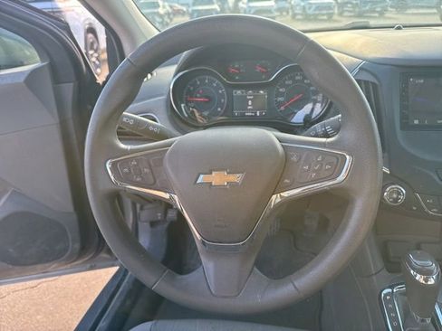 Used 2018 Chevrolet Cruze LT w/ Convenience Package image 13