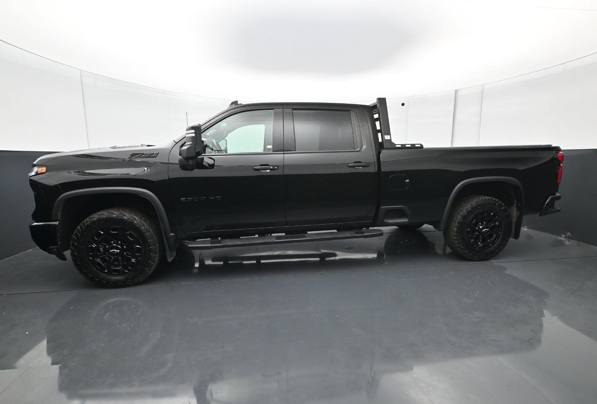 Used 2024 Chevrolet Silverado 2500 LTZ w/ LTZ Plus Package AWD/4WD image 3