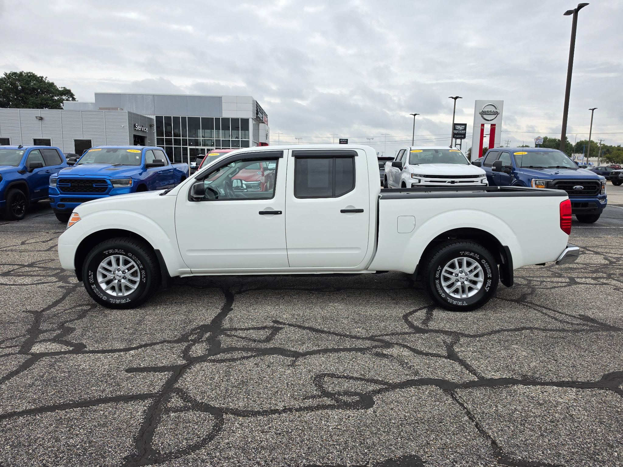 Used 2017 Nissan Frontier SV w/ SV Value Truck Package AWD/4WD image 9