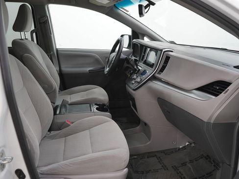 Used 2017 Toyota Sienna LE image 13