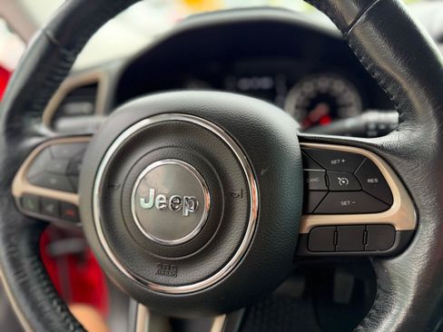 Used 2017 Jeep Renegade Latitude w/ Cold Weather Group FWD image 21