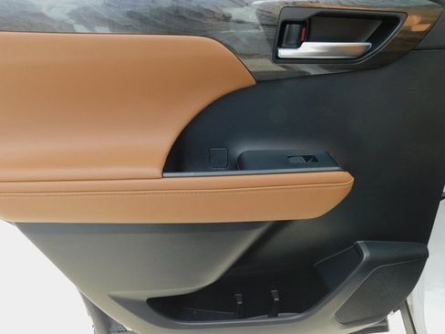 Used 2023 Toyota Highlander Platinum image 25