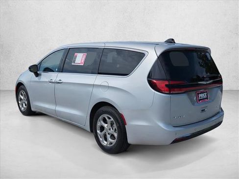 Used 2024 Chrysler Pacifica Limited FWD image 8