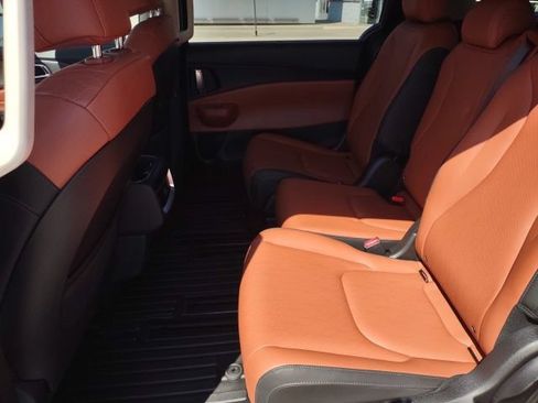 Used 2026 Kia Carnival EX FWD image 18