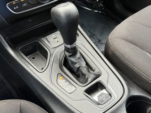 Used 2019 Jeep Cherokee Latitude w/ Popular Appearance Group FWD image 26