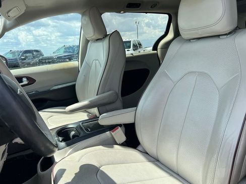 Used 2017 Chrysler Pacifica Limited w/ Advanced Safetytec Group FWD image 12