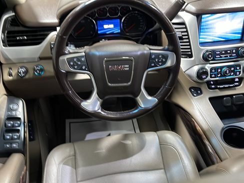 Used 2020 GMC Yukon XL SLT w/ Open Road Package AWD/4WD image 3