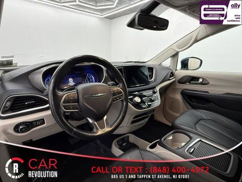 Used 2021 Chrysler Pacifica Touring-L image 18