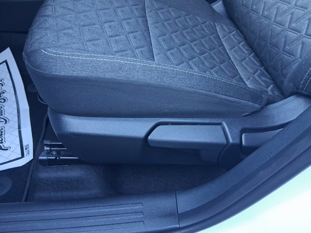 Used 2025 Nissan Kicks SV FWD image 13