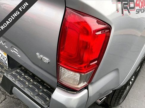 Used 2017 Toyota Tacoma TRD Sport image 28