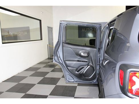 Used 2023 Jeep Renegade Latitude image 13