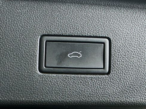 Used 2025 Volkswagen Atlas SE image 31