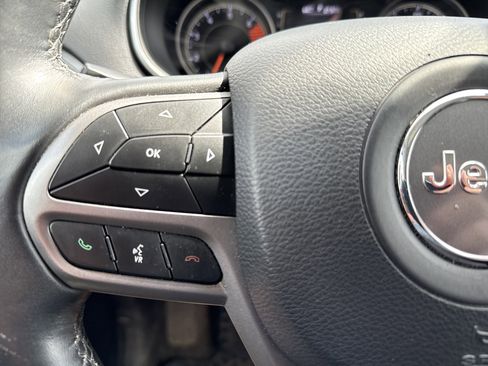 Used 2019 Jeep Cherokee Latitude Plus w/ Comfort/Convenience Group AWD/4WD image 18