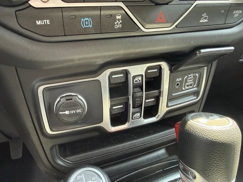 Used 2025 Jeep Wrangler Unlimited Sahara AWD/4WD image 24
