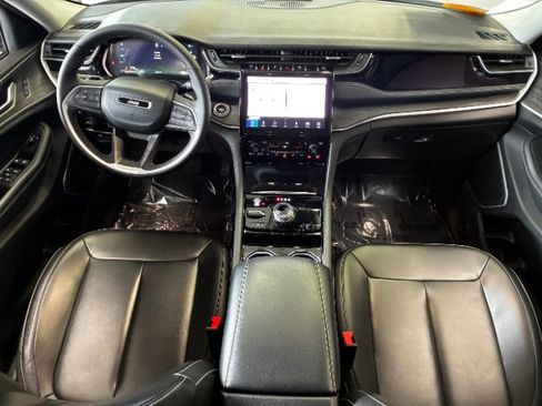Used 2023 Jeep Grand Cherokee 4WD 4xe image 3