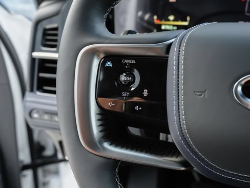 Certified 2026 INFINITI QX80 4WD image 17