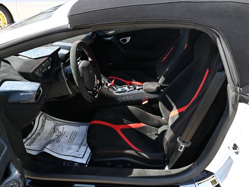 Used 2018 Lamborghini Huracan Performante image 17