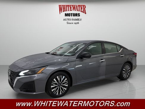 Used 2024 Nissan Altima 2.5 SV FWD image 1