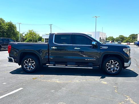 Used 2023 GMC Sierra 1500 SLT AWD/4WD image 9