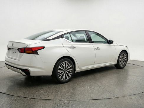 Used 2025 Nissan Altima 2.5 SV FWD image 9