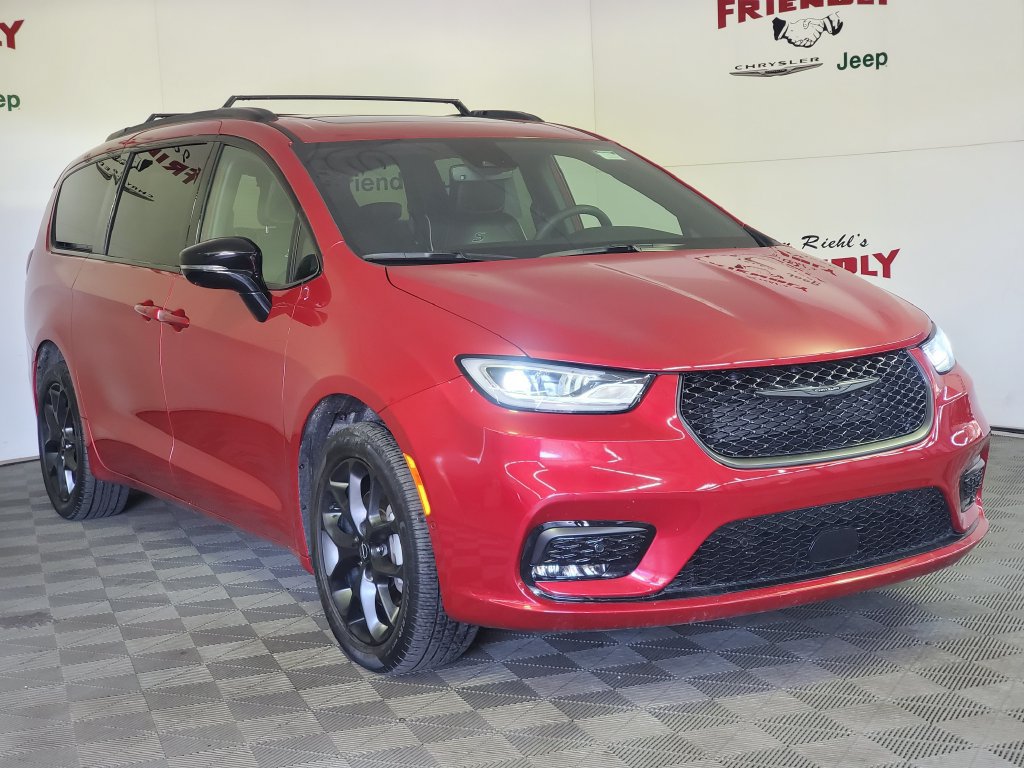 Used 2025 Chrysler Pacifica Limited AWD/4WD image 2