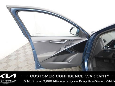 Certified 2024 Kia Niro SX image 9