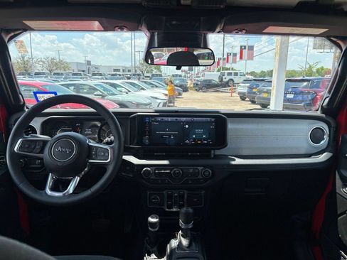 Used 2025 Jeep Wrangler Unlimited Sahara AWD/4WD image 31