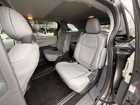 Used 2024 Toyota Sienna XLE image 30