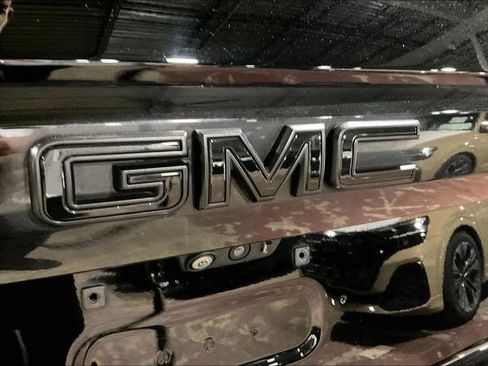 Used 2024 GMC Yukon Denali Ultimate AWD/4WD image 8