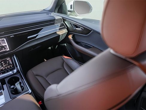 Used 2025 Audi Q8 Premium Plus image 31