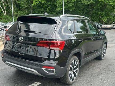 Used 2022 Volkswagen Taos SE w/ Panoramic Sunroof Package FWD image 5