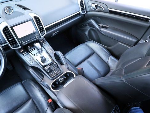 Used 2018 Porsche Cayenne Platinum Edition image 18