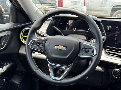 Used 2025 Chevrolet Trax LT w/ LT Convenience Package FWD image 24